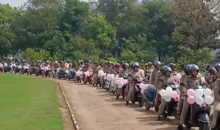 गाजियाबाद: 'मिशन शक्ति 0.5' के दूसरे चरण का शंखनाद; महिला पुलिसकर्मियों की बाइक रैली ने सड़कों पर भरा सुरक्षा का भरोसा