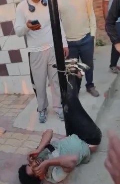 मेरठ: एटीएम चोर की बेरहमी से पिटाई, खंभे से बांधकर घंटों बनाया बंधक