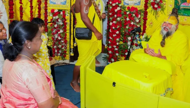 आध्यात्मिक रंग में रंगीं राष्ट्रपति द्रौपदी मुर्मू: संत प्रेमानंद महाराज को हाथ जोड़कर किया प्रणाम,कैंसर यूनिट का उद्घाटन