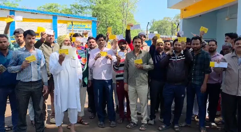 मुजफ्फरनगर: त्योहार पर गैस का संकट, ईद के दिन सिलेंडर के लिए हाहाकार; उपभोक्ताओं ने विशाल भारत गैस एजेंसी पर किया हंगामा