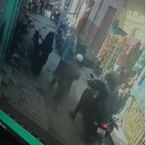 मेरठ में पतंगबाजी के विवाद में खूनी संघर्ष: किशोर और मां की सरेराह पिटाई, ताबड़तोड़ फायरिंग से दहला इलाका