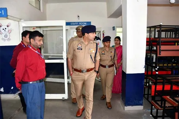 मुजफ्फरनगर: एसएसपी ने किया पुलिस मॉडर्न स्कूल का निरीक्षण,  शिक्षा की गुणवत्ता और अनुशासन पर दिया बल