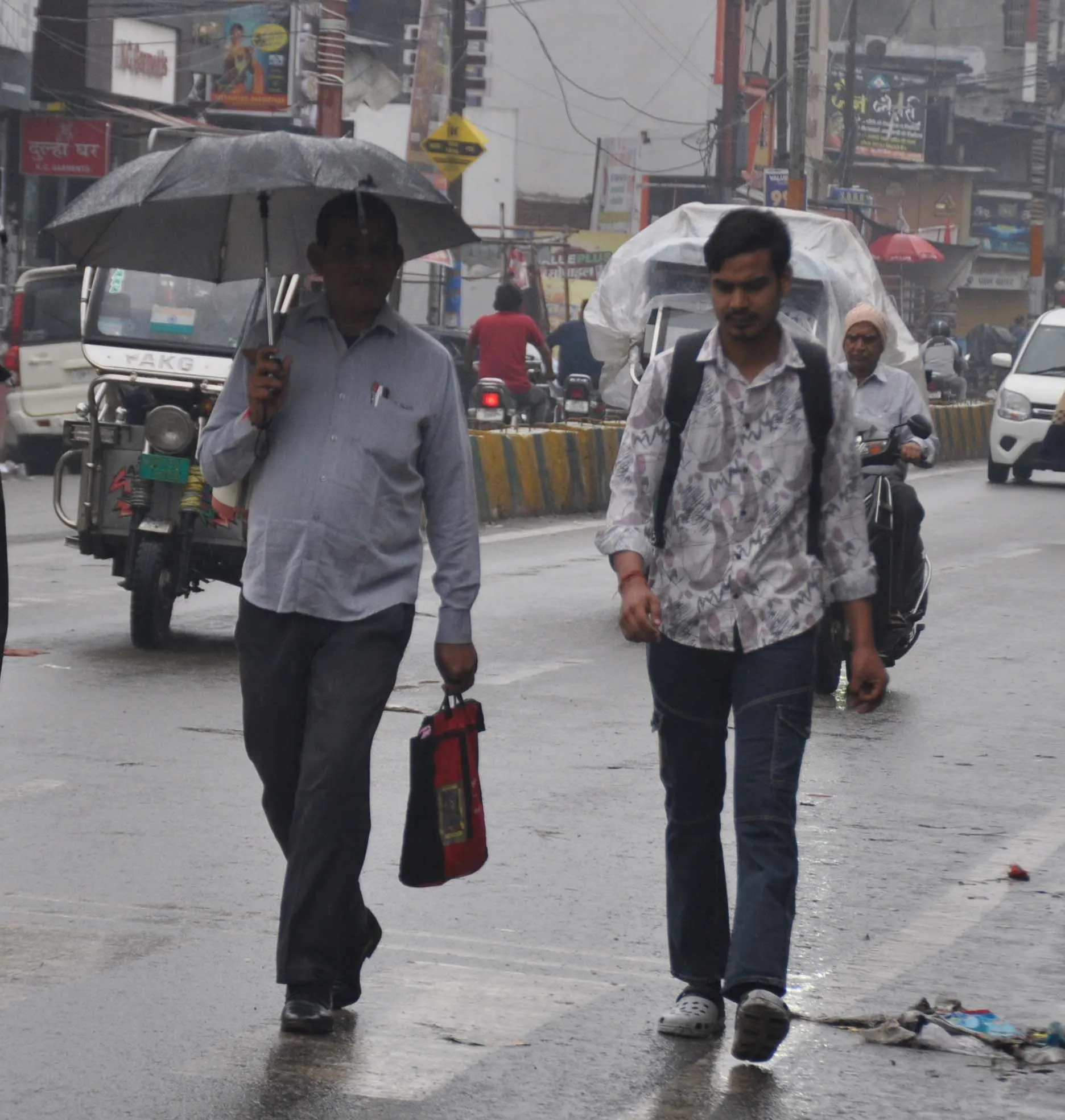 शामली में अचानक मौसम बदलाव, तापमान में गिरावट और हल्की बारिश से जनजीवन प्रभावित