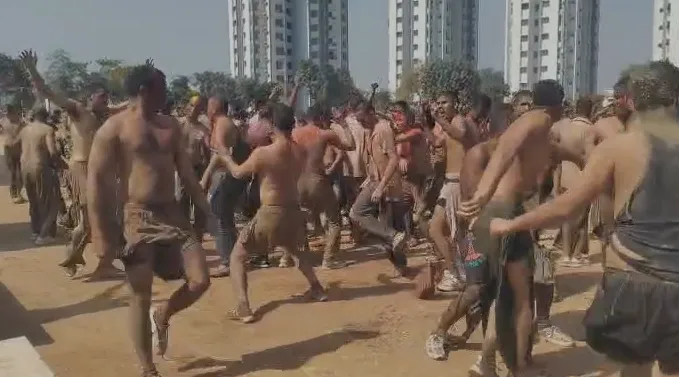 खाकी पर चढ़ा फागुन का रंग: मेरठ पुलिस लाइन में जमकर उड़ा गुलाल