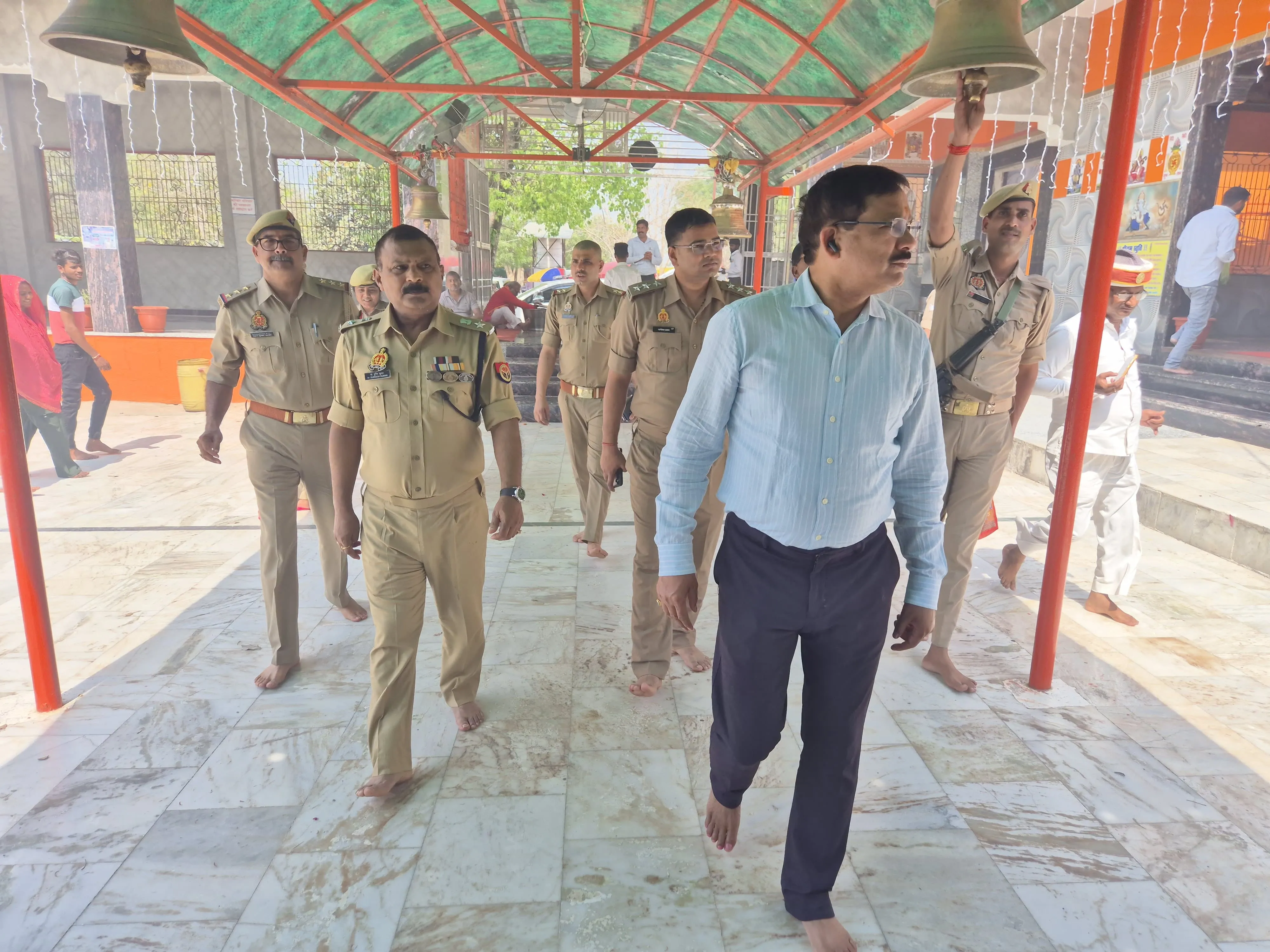 चैत्र नवरात्रि के प्रथम दिन पर डीएम-एसपी ने किया शक्तिपीठों का निरीक्षण