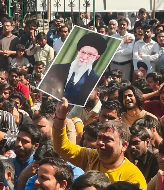 ईरान के सर्वोच्च नेता खामेनेई के निधन पर यूपी में भारी उबाल: शिया समुदाय सड़कों पर, खाड़ी देशों की उड़ानें रद्द