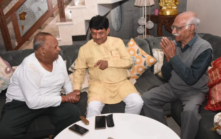 मुज़फ्फरनगर के व्यापारी परिवार दुबई में फंसे, ईरान-इजरायल संघर्ष के बीच मंत्री कपिल देव अग्रवाल ने दिया मदद का भरोसा