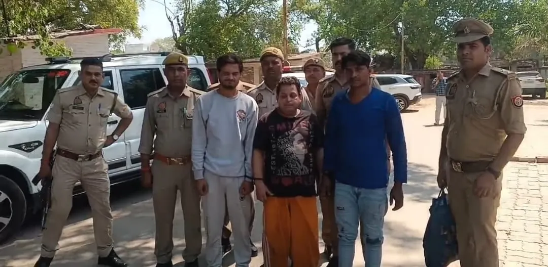  कानपुर में सेंध बनाकर ज्वैलरी शॉप से चोरी करने वाले तीन गिरफ्तार, जेवरात बरामद