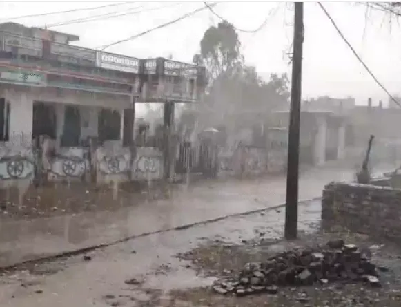 उत्तर प्रदेश में कुदरत का कहर: लखनऊ-अयोध्या में ओले गिरे, आकाशीय बिजली से 5 की मौत, ओलावृष्टि और बेमौसम बारिश से फसलों को भारी नुकसान