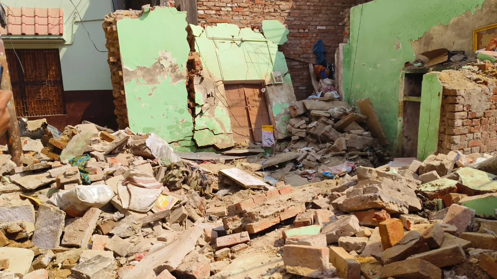 वाराणसी: गैस सिलेंडर के धमाके से मकान गिरा, मलबे में दबकर भाई-बहन की मौत