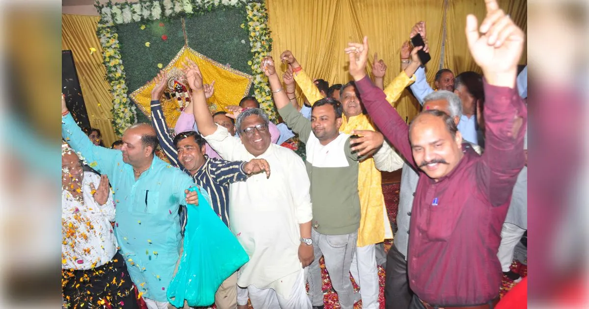 शामली में भजनों की अमृत वर्षा और फूलों की होली