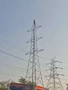 गाजियाबाद में हाई वोल्टेज ड्रामा: एनएच-9 पर बिजली के टावर पर चढ़ा नशेड़ी युवक, पुलिसकर्मी ने जान पर खेलकर बचाई जान