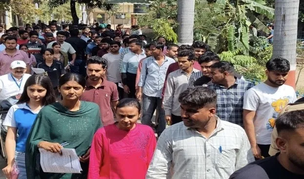 दरोगा भर्ती परीक्षा से मुरादाबाद में उमड़ा सैलाब, 28 केंद्रों पर 65 हजार अभ्यर्थी; सॉल्वर गैंग पर सख्त निगरानी