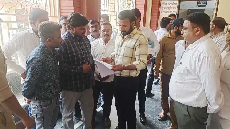 शामली: नगर पालिका परिषद के सफाई कर्मचारियों ने मुख्यमंत्री को ज्ञापन सौंपकर अपनी मांगें रखीं