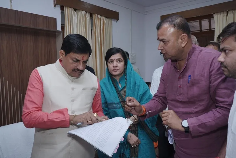 मप्रः मुख्यमंत्री का बड़ा एक्शन, सीधी कलेक्टर व गुना एसपी को हटाने के निर्देश, जिला सहकारी बैंक के महाप्रबंधक को किया निलंबित