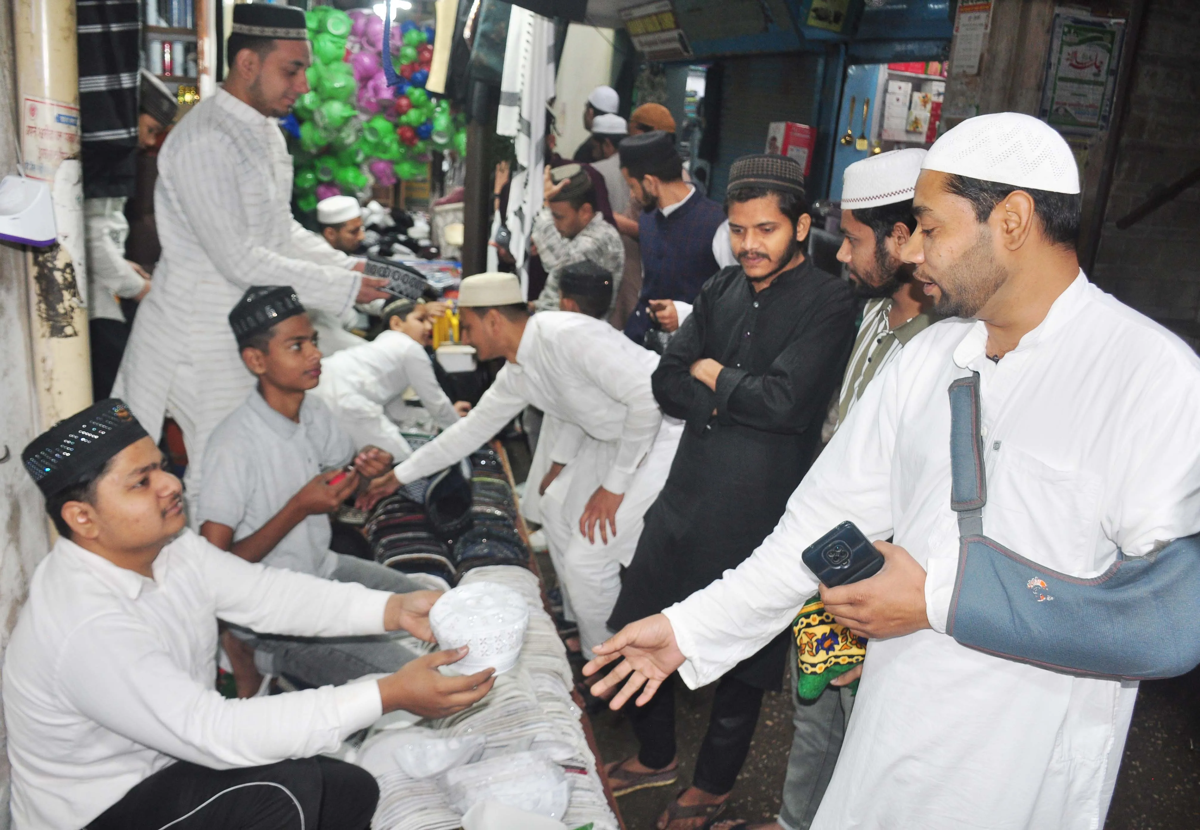 शामली के बाजारों में ईद-उल-फितर की खरीदारी का उत्साह, दुकानदार खुश