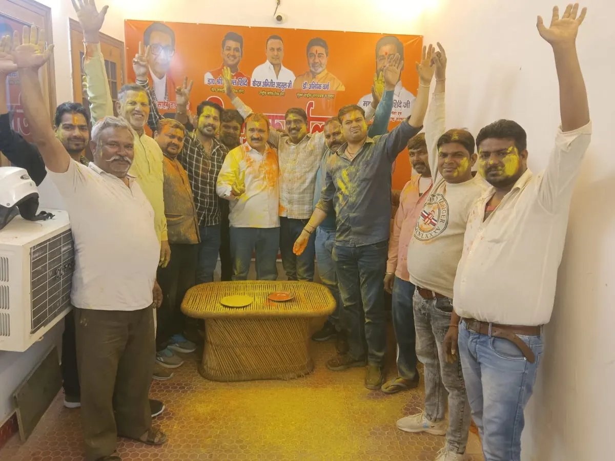 होली मिलन: शिवसेना (शिंदे गुट) के समारोह में रंगों संग गूंजा एकता और भाईचारे का संदेश