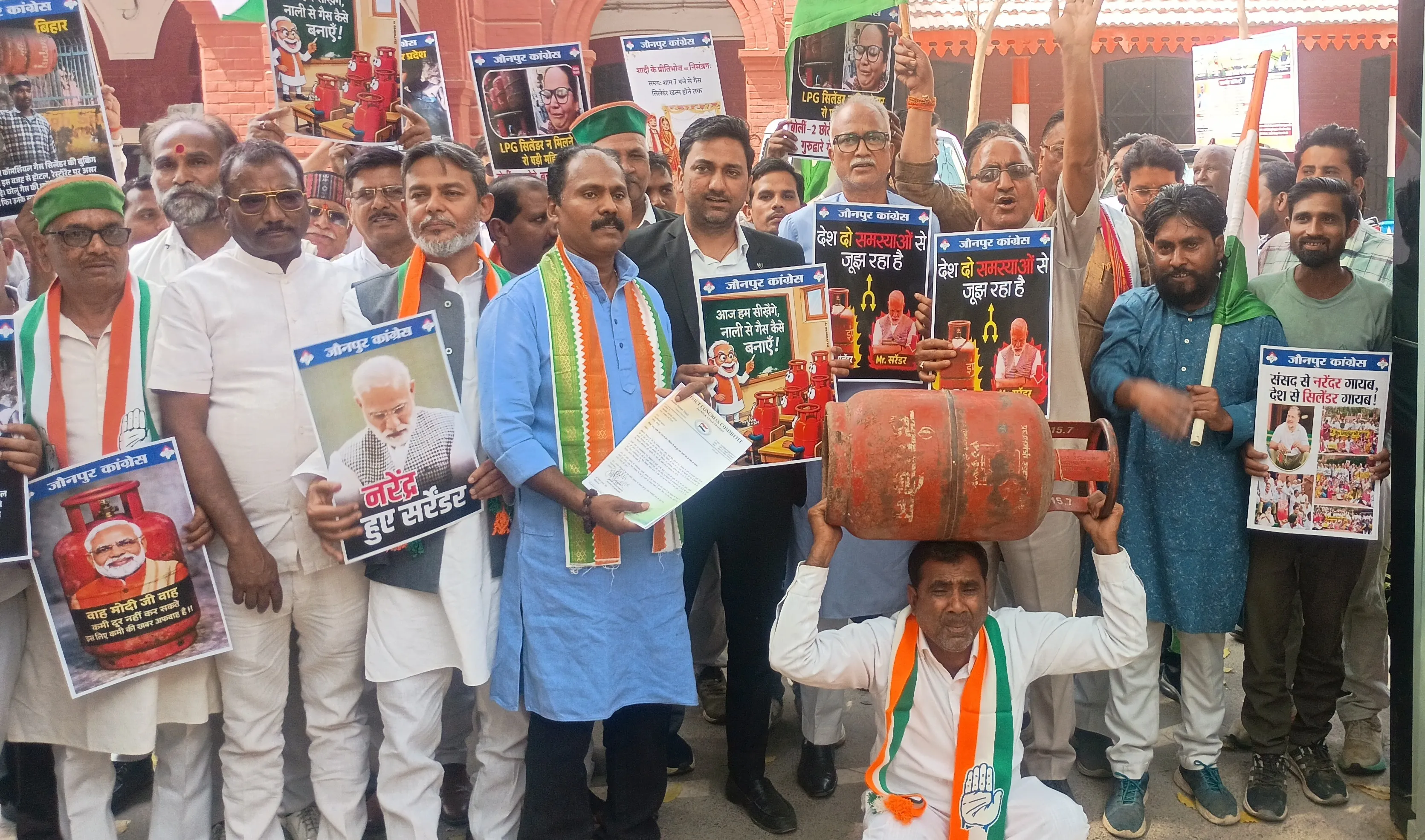 रसोई गैस संकट पर कांग्रेस का हल्ला बोल: कलेक्ट्रेट में प्रदर्शन, सिलेंडर लेकर पहुंचे कार्यकर्ता