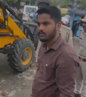 गाजियाबाद में प्राण प्रतिष्ठा से पूर्व परशुराम मंदिर पर जीडीए का चला पीला पंजा, मूर्ति नाले में गिरने से भड़का जन आक्रोश