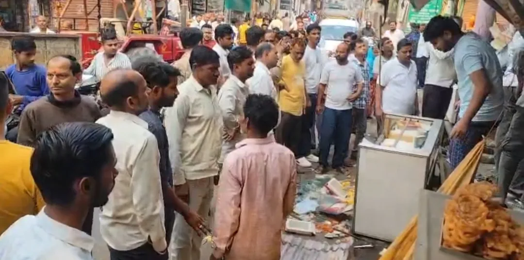  कोंच में मिठाई की दुकान में गैस रिफलिंग करते सिलेंडर फटा, दुकानदार झुलसा