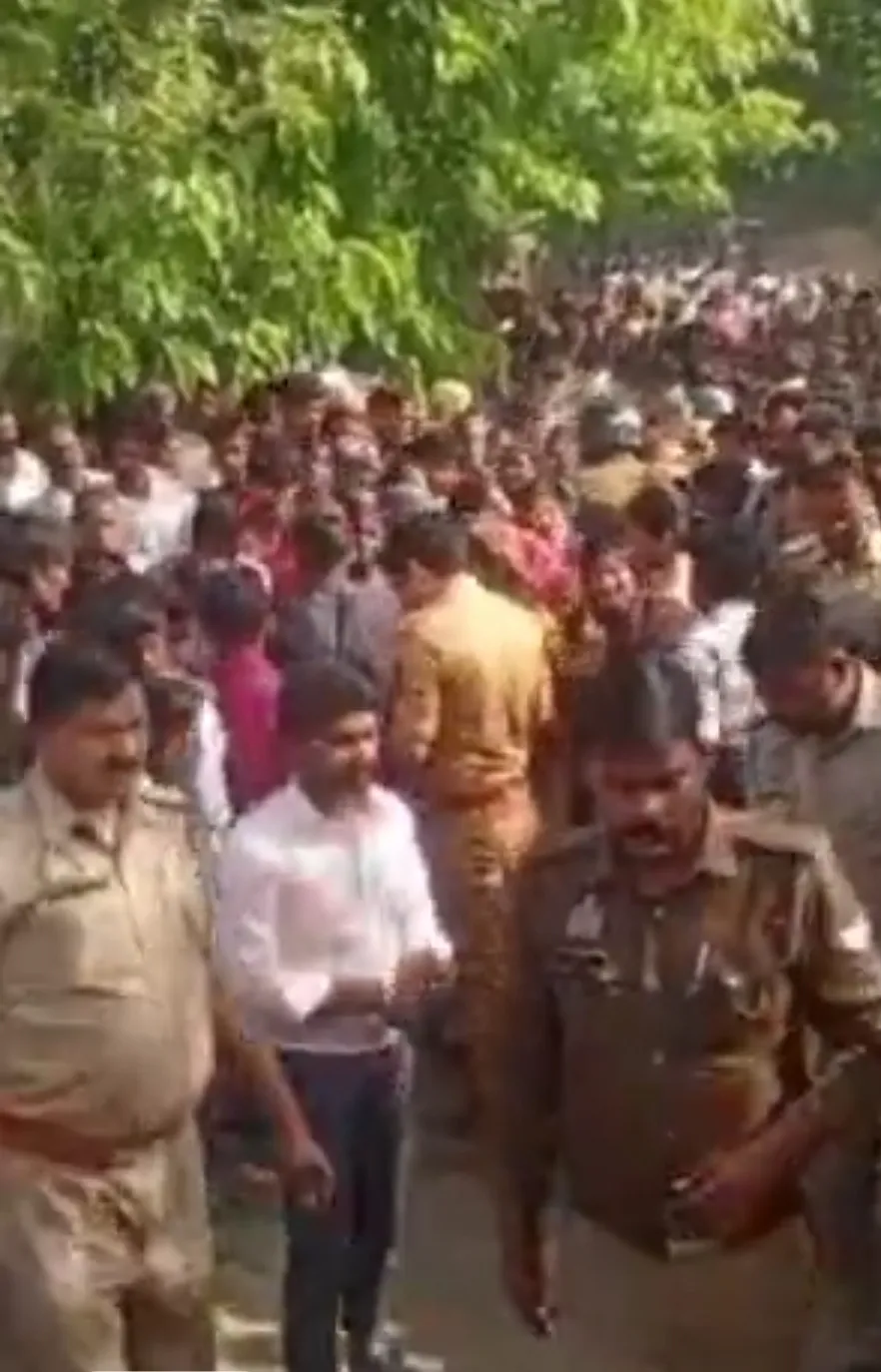 सनसनी: संदिग्ध हालात में हिस्ट्रीशीटर का शव पेड़ से लटका मिला, इलाके में हड़कंप