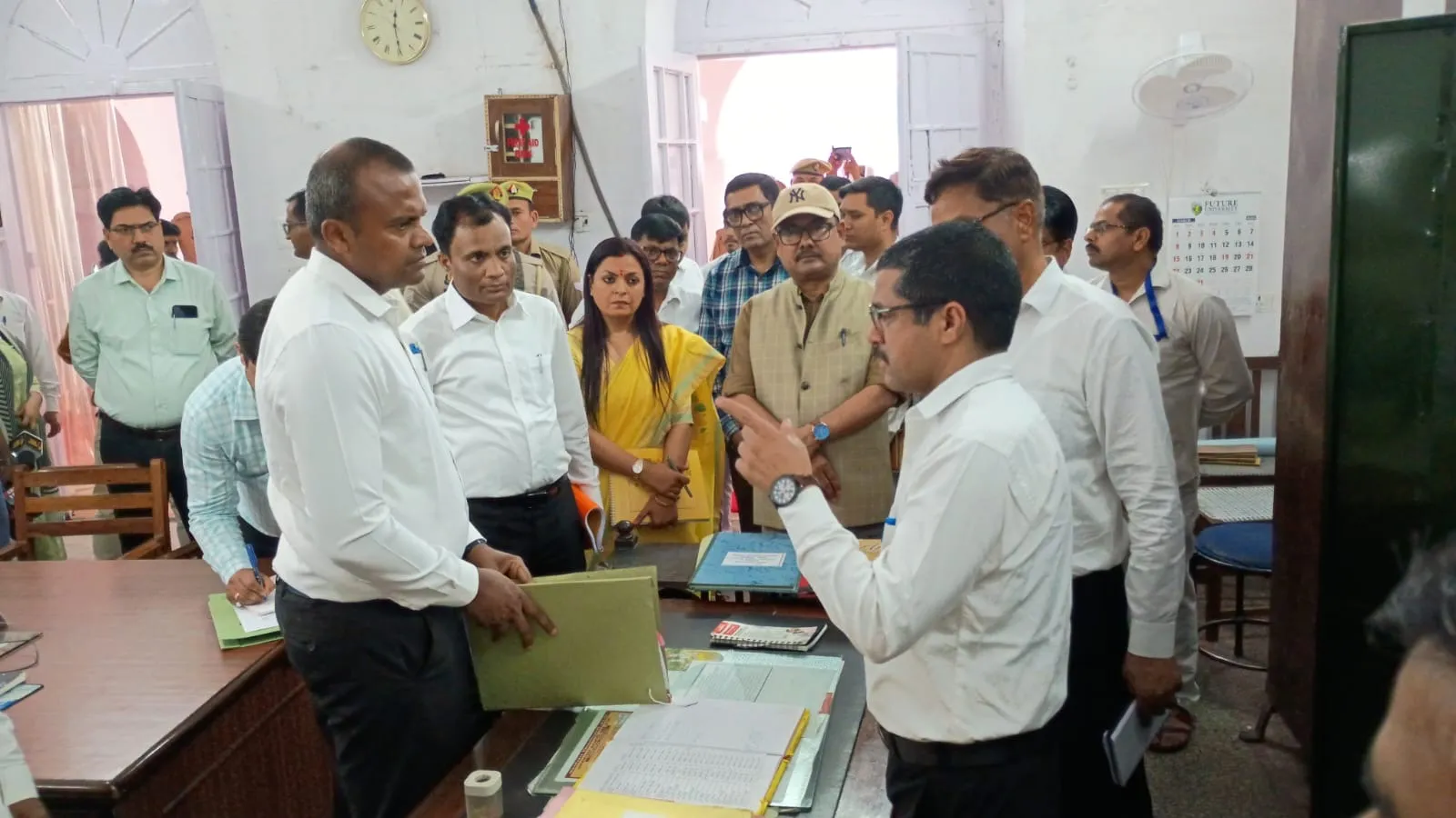 मंडलायुक्त ने कलेक्ट्रेट का किया औचक निरीक्षण, लंबित फाइलों पर जताई नाराजगी