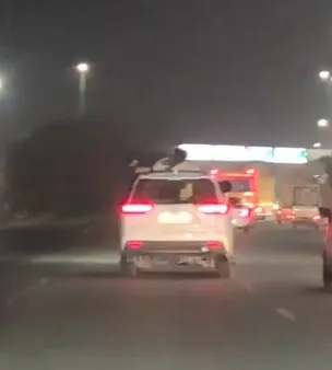 गाजियाबाद: एनएच-9 पर रील बनाने के चक्कर में युवती ने दांव पर लगाई जान, चलती कार की खिड़की से बाहर निकलकर किया स्टंट