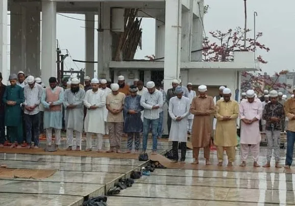 भारी बारिश के बीच मुरादाबाद में अकीदत के साथ अदा हुई जुम्मा अलविदा की नमाज, कड़ी सुरक्षा में शांतिपूर्ण संपन्न हुआ आयोजन