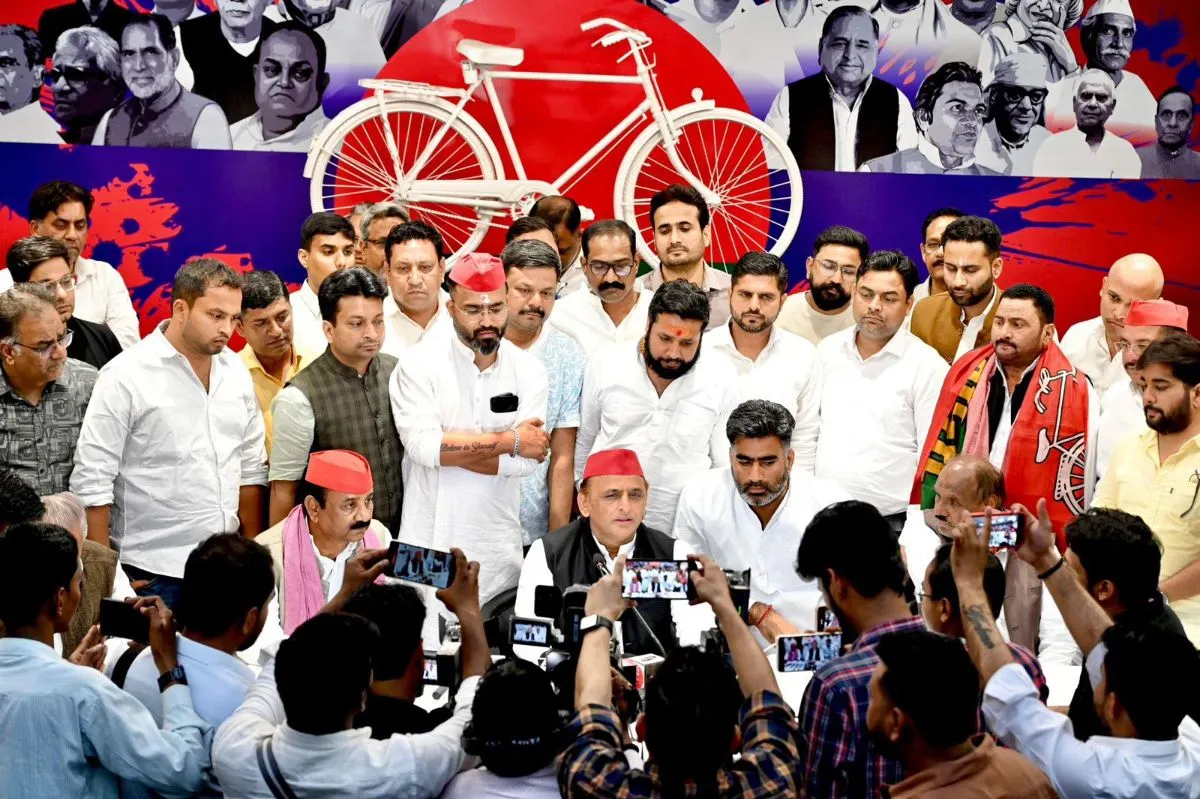 मेरठ सेंट्रल मार्केट विवाद: अखिलेश यादव से मिले व्यापारी; आधी रात को पुलिसिया कार्रवाई पर जताया भारी रोष