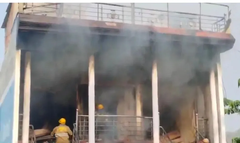बलिया में किराना स्टोर में लगी आग, मां-बेटे की जल कर मौत , जान बचाने छत से कूदा पिता घायल
