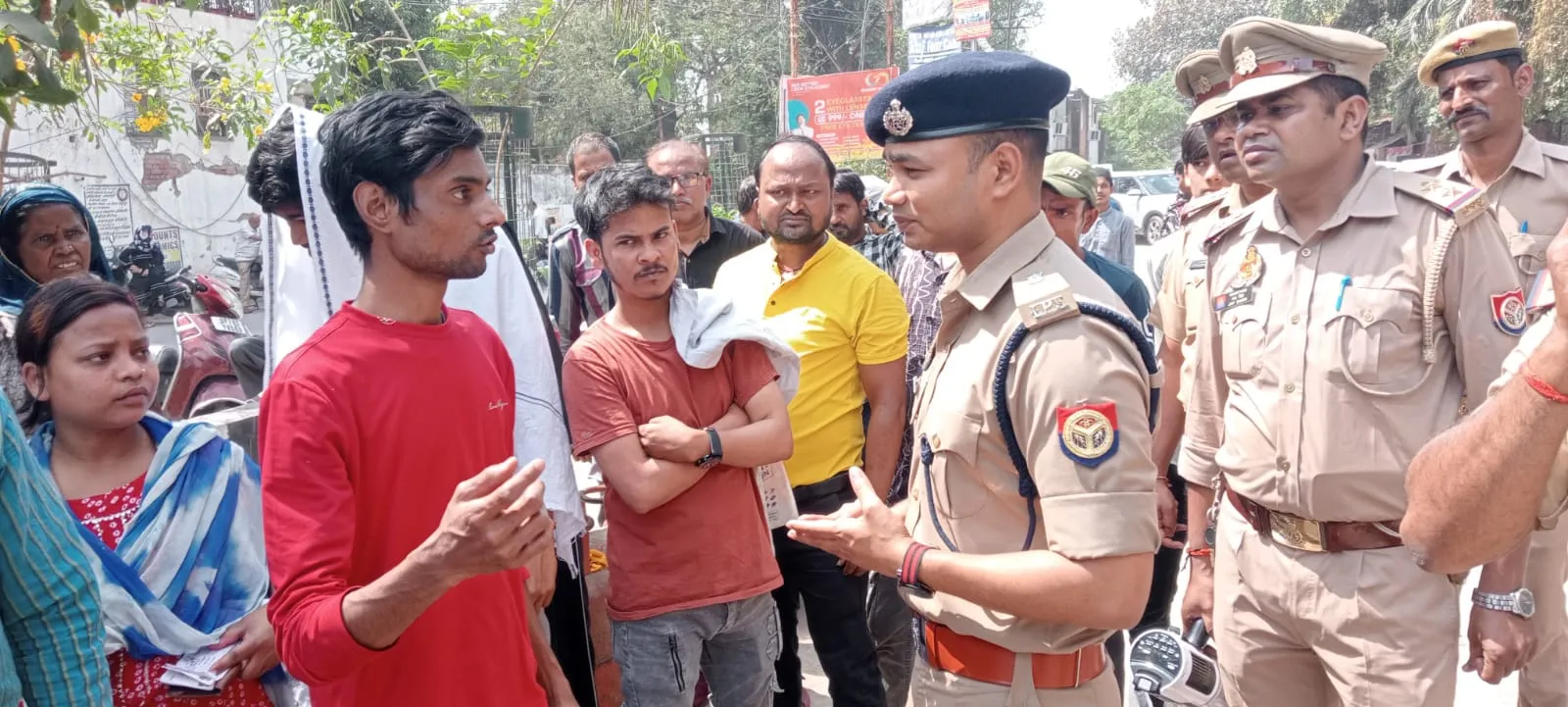 अफवाहों के बीच पुलिस ने संभाली कमान, लाइन लगवाकर बंटवाए गैस सिलेंडर