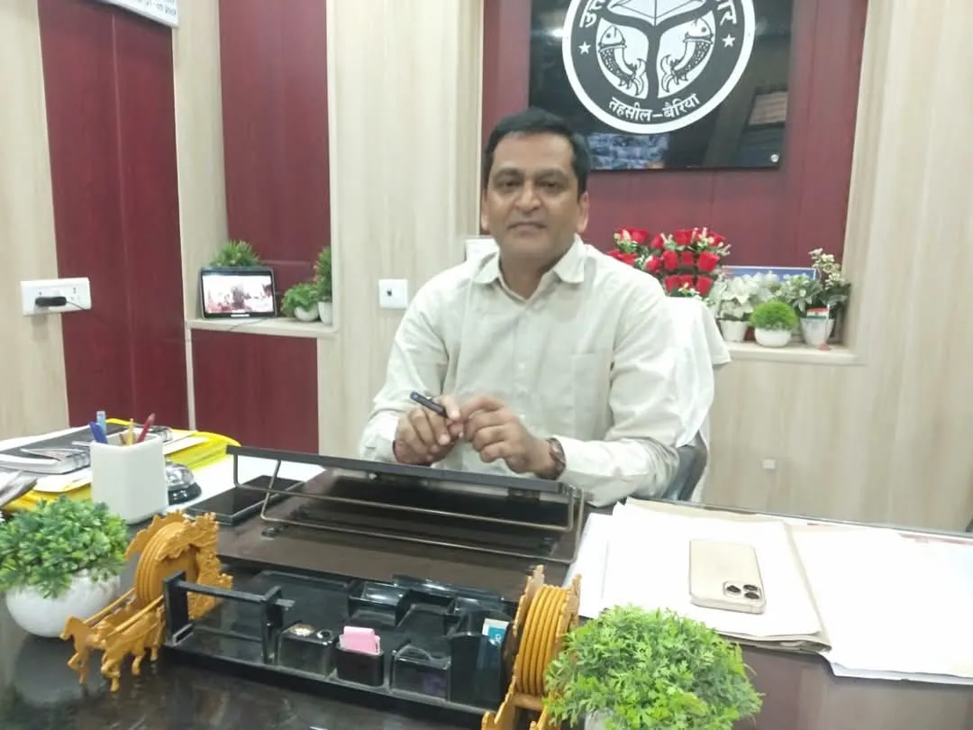 बलिया में एसडीएम को कुत्ते ने काटा तो अंगूठा लगाकर मांगनी पड़ी छुट्टी