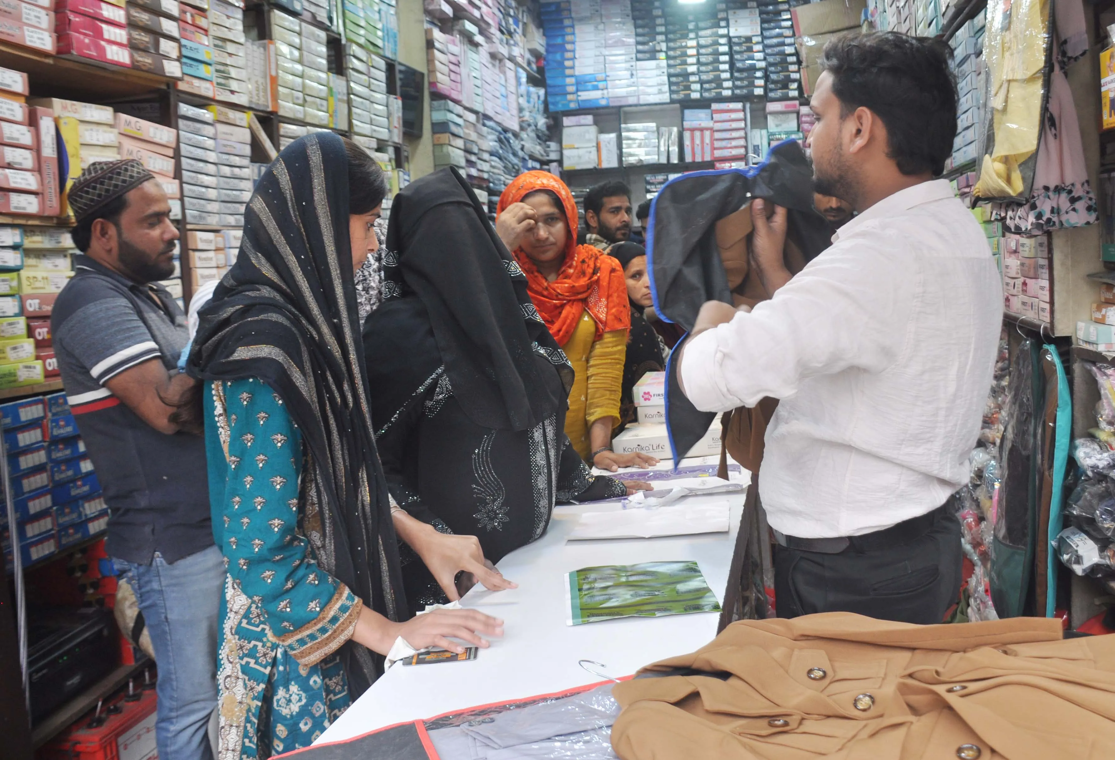 शामली में ईद-उल-फितर की तैयारियों के चलते बाजारों में खरीदारी की भारी भीड़