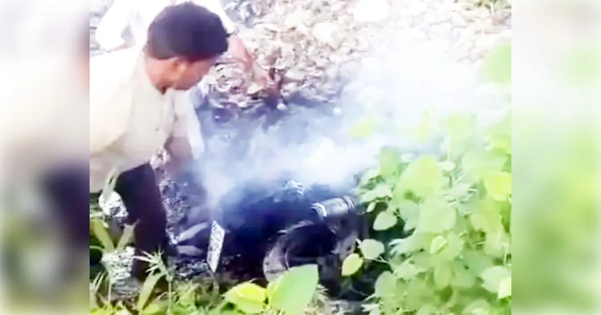 मुज़फ़्फ़रनगर: चरथावल में चलती बाइक में आग, बाल-बाल बचा बाइक सवार