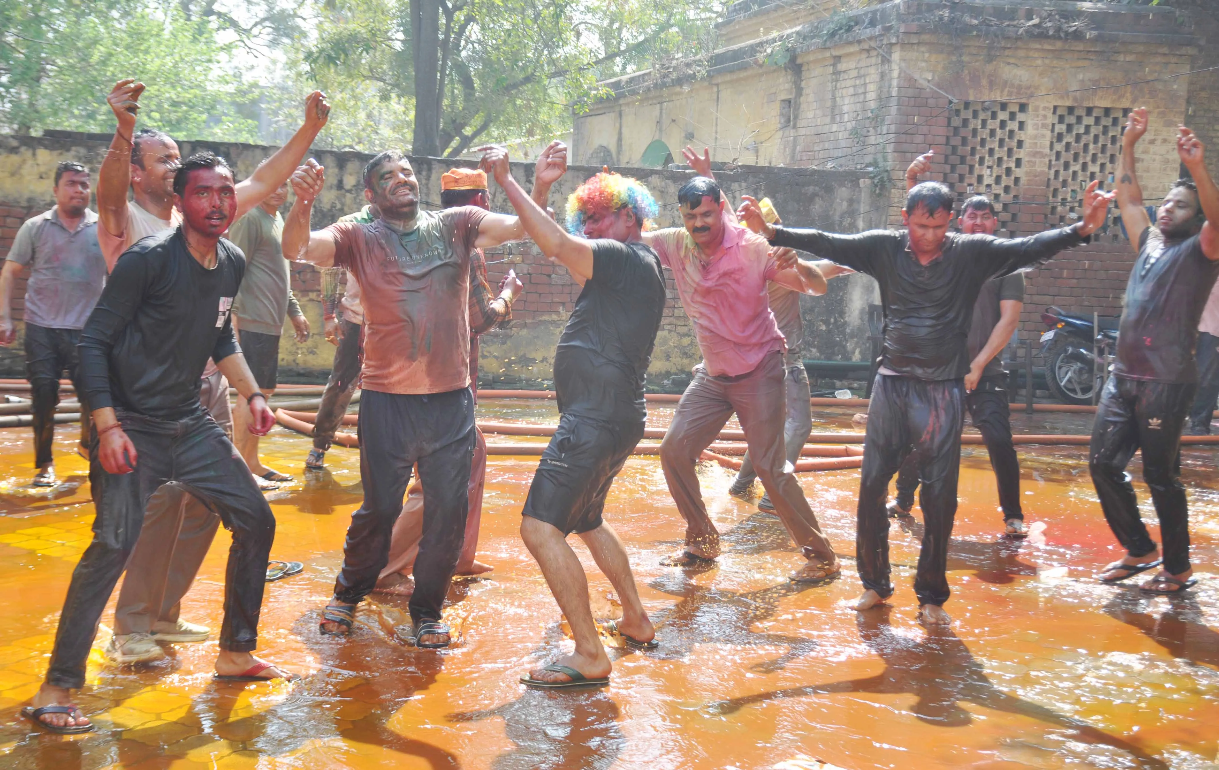 शामली पुलिस ने तिल्हैंडी पर गुलाल और खुशियों के साथ मनाया होली पर्व