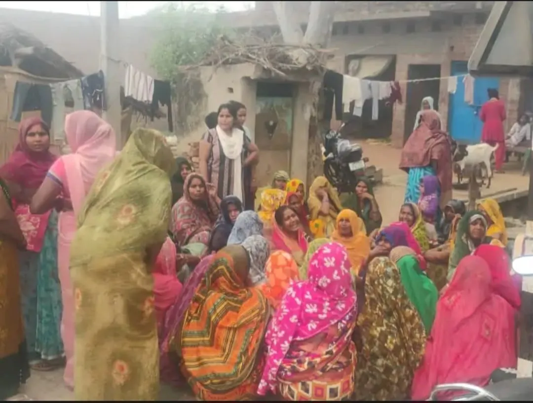 स्कूल वैन से भिड़ी बाइक, युवक की मौत; पत्नी और चाची गंभीर घायल