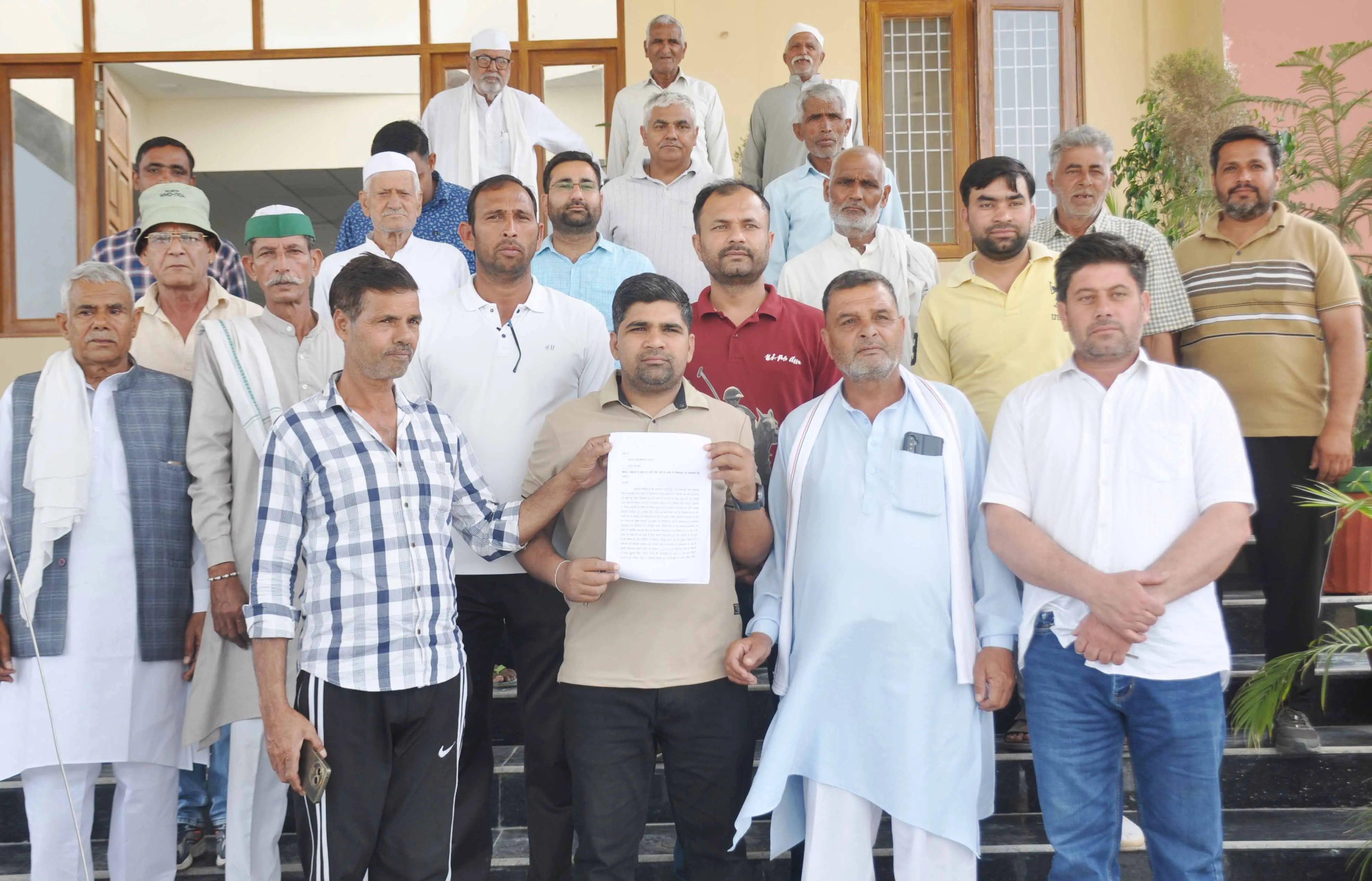 शामली: मखमूलपुर के ग्रामीणों ने अवरुद्ध नाले को खोलने की मांग को लेकर DM को ज्ञापन सौंपा