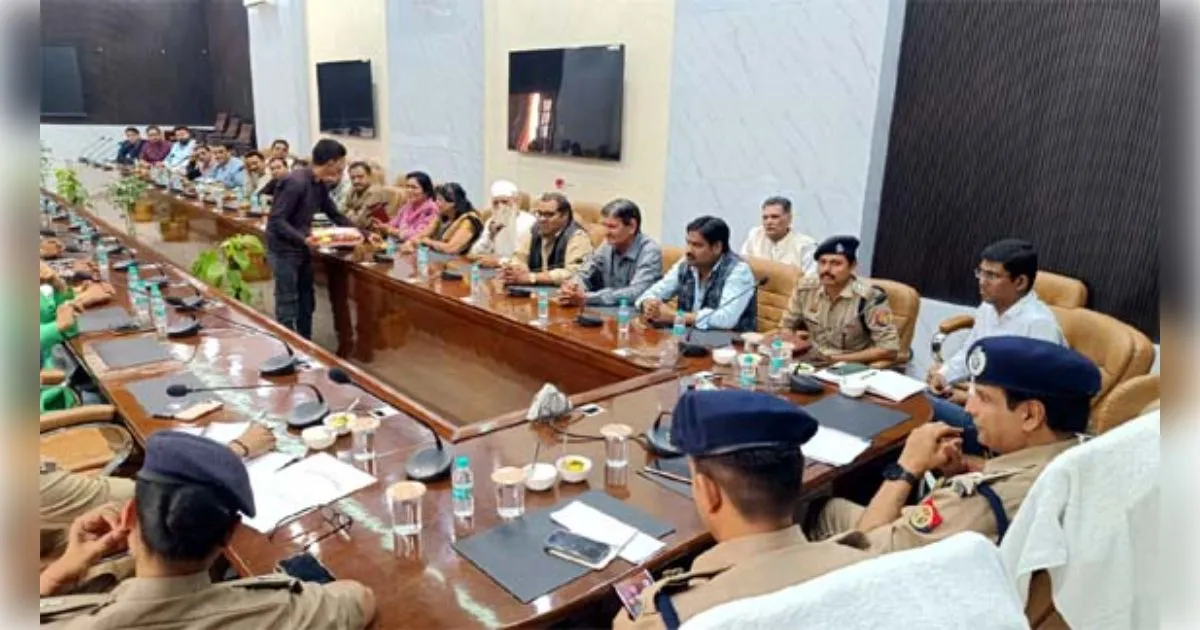 मुजफ्फरनगर: व्यापार मंडल की बैठक में एसएसपी ने व्यापारियों की सुरक्षा सीसीटीवी कैमरे और सुरक्षा गार्डों की तैनाती पर जोर, साइबर ठगी से बचने के सिखाए गुर