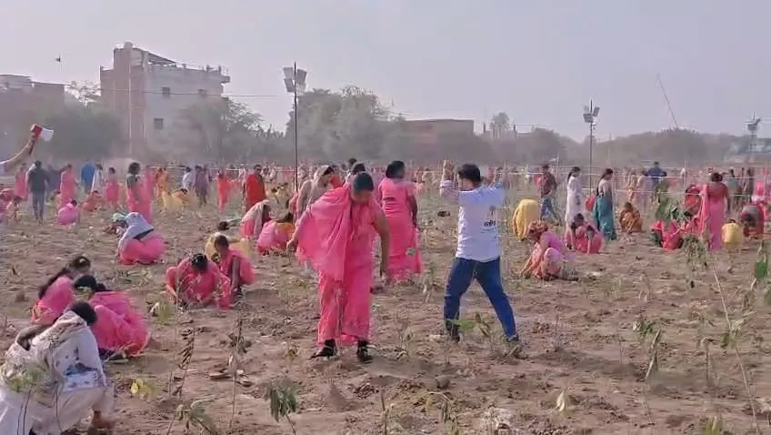 चीन का रिकॉर्ड ध्वस्त कर काशी ने रचा नया वैश्विक कीर्तिमान, एक घंटे में रोपे 251446 पौधे, -वाराणसी बना दुनिया का सबसे बड़ा मियावाकी वन क्षेत्र