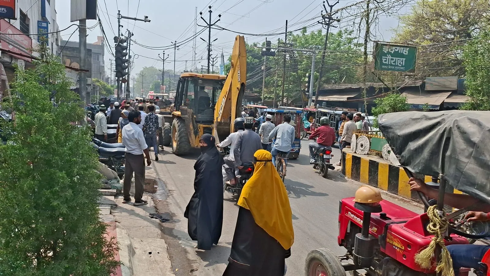 रॉयल बुलेटिन की खबर का बड़ा असर, सड़क किनारे लगी अस्थायी दुकानों पर चला नगर निगम का अभियान