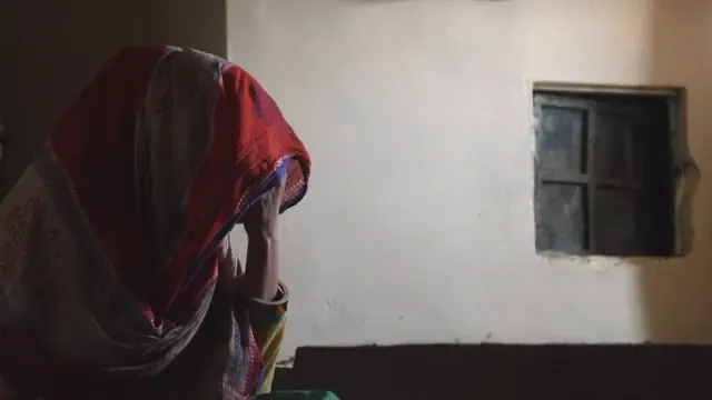 मोबाइल चलाने को लेकर हुआ झगड़ा पति ने पत्नी का गला घोंटकर की हत्या फिर आत्महत्या जैसा बनाने की कोशिश