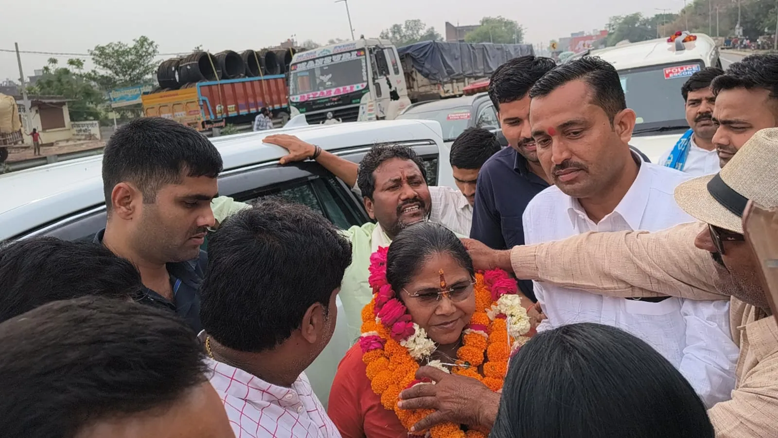 औरैया में साध्वी निरंजन ज्योति के आगमन पर उमड़ा जनसैलाब