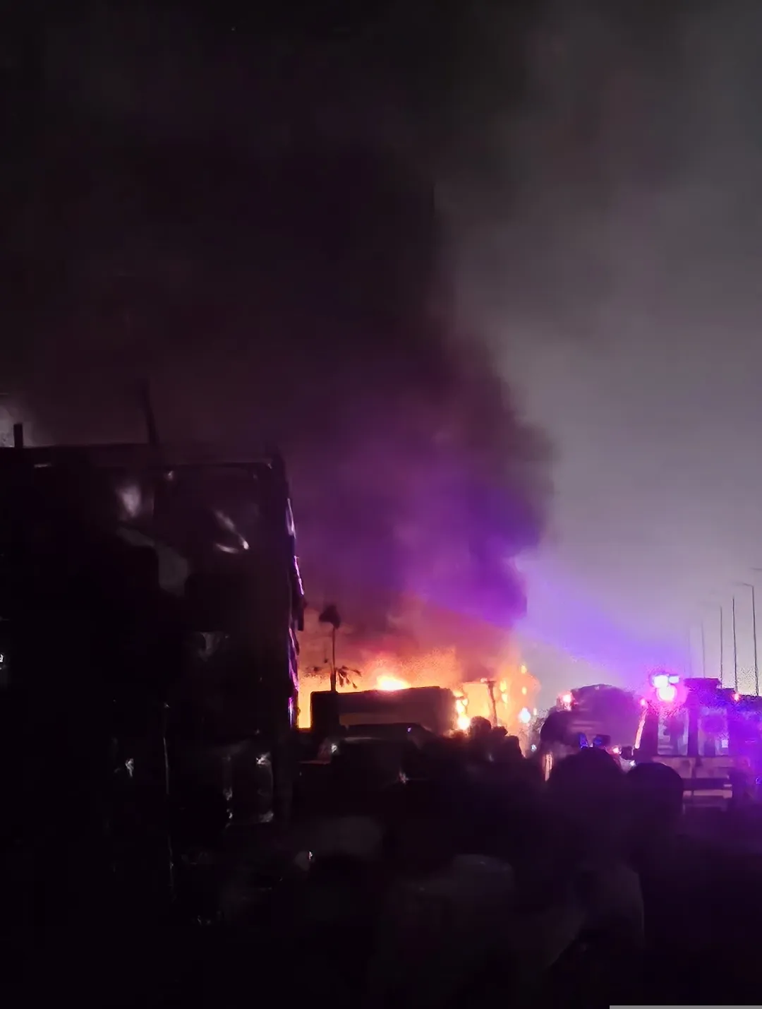 देहरादूनः मोतीचूर फ्लाईओवर के पास बस समेत कई वाहन आग की चपेट में, 2 की मौत, 9 घायल