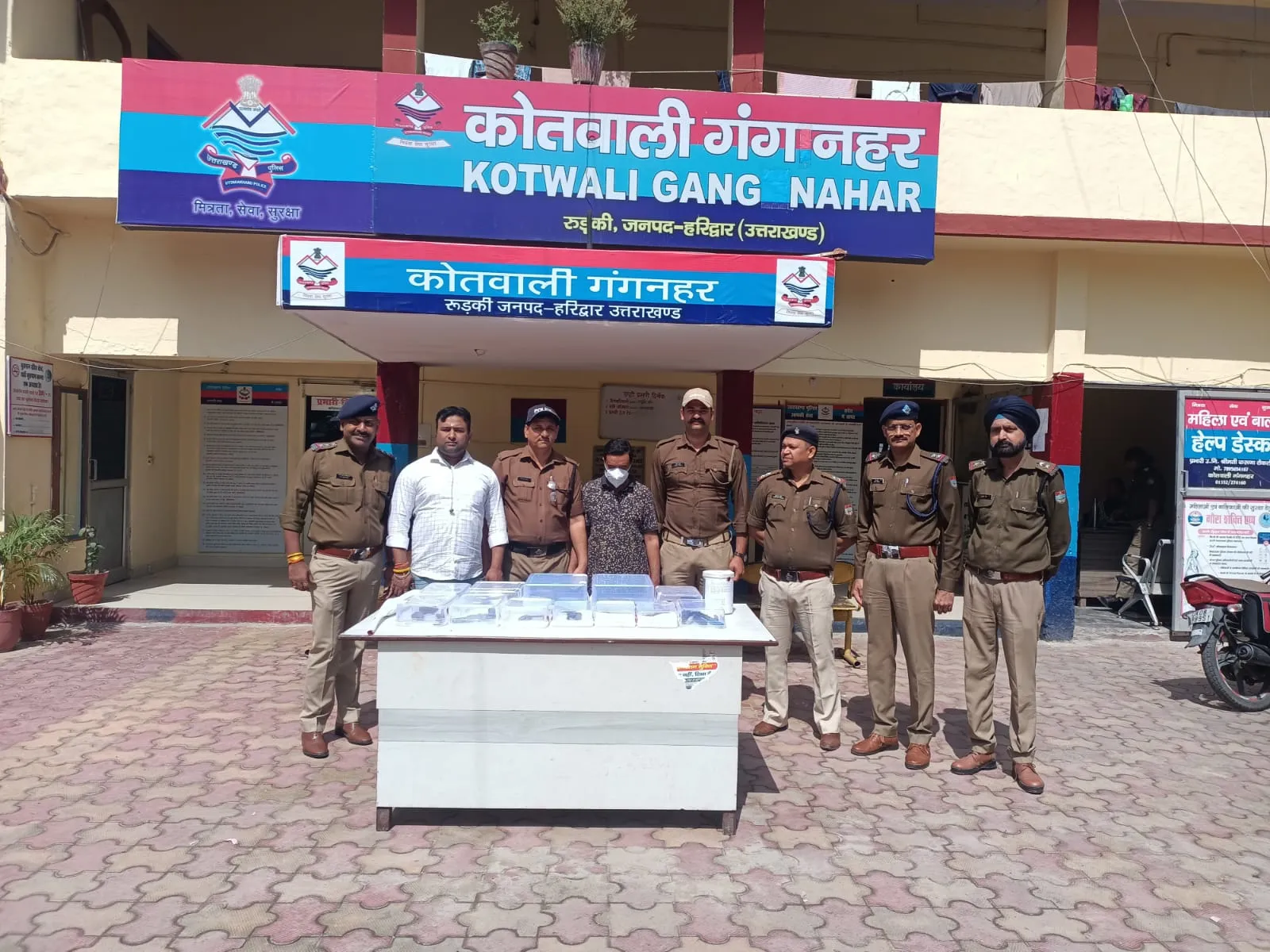 अवैध असलहा फैक्ट्री का भंडाफोड़, छह अवैध तमंचे व अधबने हथियार बरामद