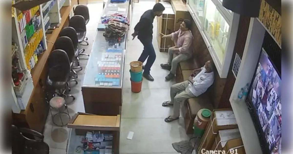 अलीगढ़ में दिनदहाड़े लूट से सनसनी, तमंचे के बल पर मोबाइल शोरूम से लूटे 2.25 लाख रुपये