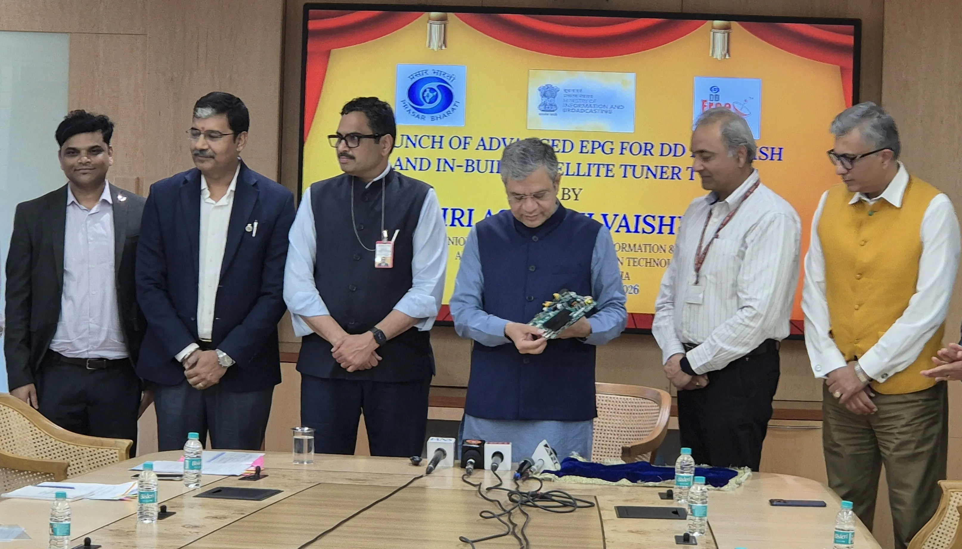 टीवी में मिलेगा इन-बिल्ट सेट-टॉप बॉक्स, 450 चैनल मुफ्त देख सकेंगे दर्शक