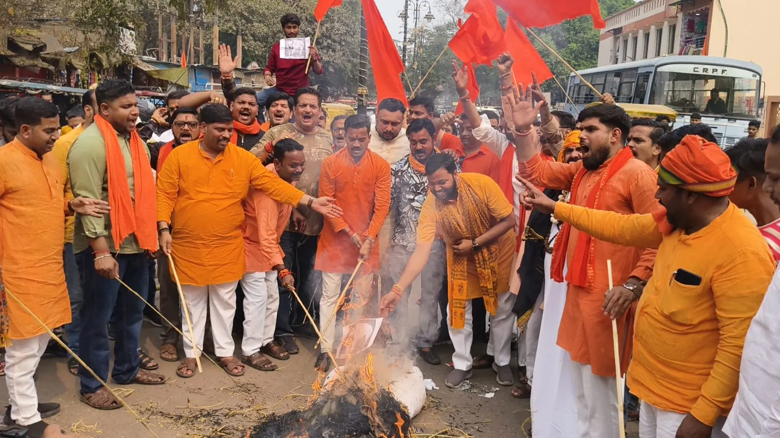 मुख्यमंत्री योगी की मां पर असभ्य टिप्पणी करने वाले मौलाना के खिलाफ प्रदर्शन,हिंदू युवा वाहिनी ने फूंका पुतला