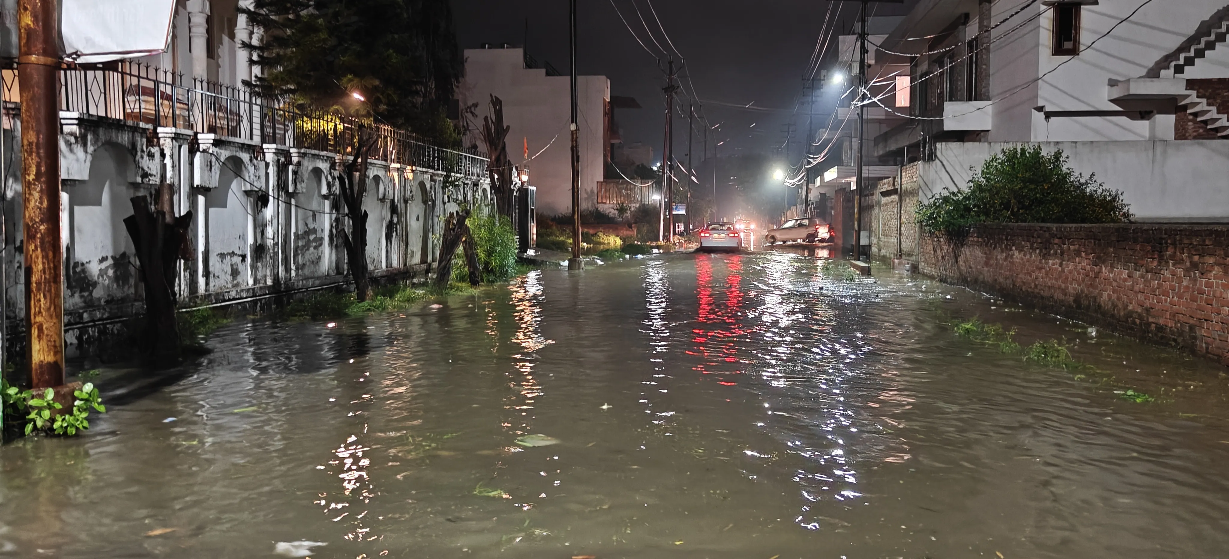 मुरादाबाद में तीन घंटे की मूसलाधार बारिश से थमी रफ्तार, जलमग्न हुईं एमडीए और आवास विकास की कॉलोनियां