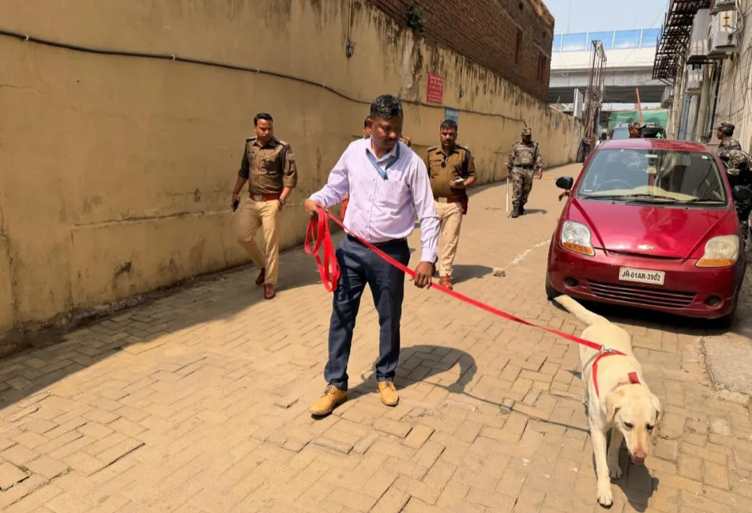 गैलेक्सिया मॉल स्थित पासपोर्ट ऑफिस को बम से उड़ाने की धमकी, पुलिस और बीडीएस ने की सघन जांच