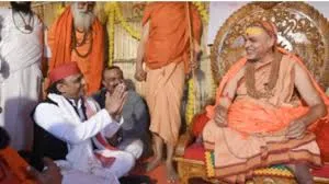 लखनऊ में अखिलेश यादव की शंकराचार्य से मुलाकात, कृष्णानगर में हुई अहम बातचीत